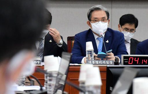 노영민 대통령 비서실장이 25일 서울 여의도 국회에서 열린 운영위원회 전체회의에서 답변하고 있다. 뉴스1