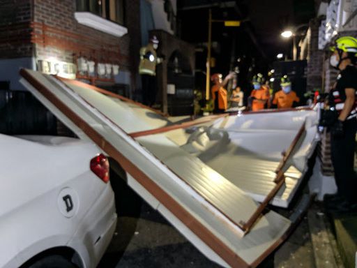 강풍을 동반한 제8호 태풍 '바비'의 영향으로 27일 새벽 서울에서도 피해가 속출한 가운데, 이날 오전 4시 30분께 서울 양천구 신월동의 한 주택가에서 옥탑 방수패널이 무너지고 방범창이 깨졌다. 연합뉴스