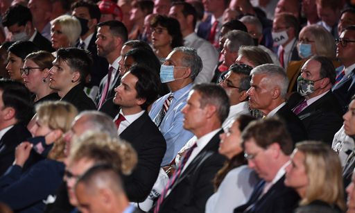 미국 공화당 전당대회 마지막 날인 27일(현지시간) 도널드 트럼프 대통령의 대선후보 수락연설 행사가 열린 워싱턴 백악관 사우스론(잔디밭)이 지지자들로 가득 차 있다. 이날 행사 참석자 대부분이 마스크를 착용하지 않은 채 사회적 거리두기가 지켜지지 않았다. 워싱턴=AFP연합뉴스