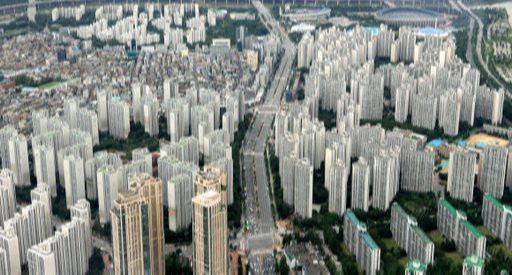 문재인정부 들어 부동산 값이 너무 올라 내 집을 한 번 가져보는 게 소원인 서민들 눈에 피눈물이 맺히고 있다는 원성이 자자하다. 사진은 서울 잠실의 아파트 모습. 뉴스1