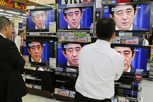 과거 일본 도쿄 시민들이 아베 신조 총리의 기자회견을 텔레비전으로 지켜보는 모습. 연합뉴스