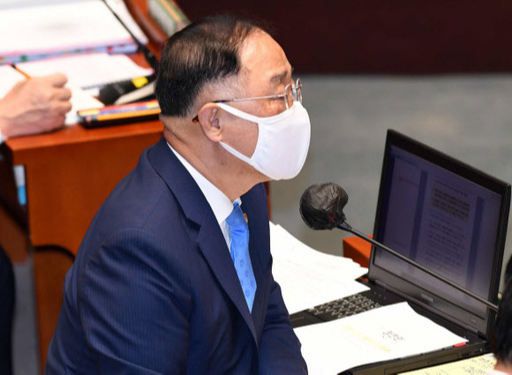 홍남기 경제부총리가 31일 오전 서울 여의도 국회에서 2019회계연도 결산 부별심사를 위해 열린 예산결산특별위원회 전체회의에서 의원질의에 답변하고 있다. 국회사진기자단.