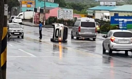 강풍에 넘어진 차량 강풍 영향으로 2일 오후 제주시 한림읍 한림농협주유소 앞 도로 한복판에 차량이 전도돼 있다. 제주=뉴시스