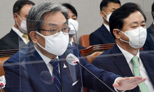 노영민 대통령비서실장이 2일 국회에서 열린 운영위원회 전체회의서 질의에 답하고 있다. 연합뉴스