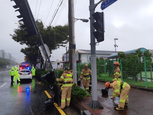 2일 제주시 외도동에서 교통신호등이 강풍에 떨어져 안전 조치가 이뤄지고 있다. 제주도 소방안전본부 제공