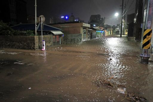 3일 새벽 물에 잠긴 삼도2동 119센터 인근 저지대 주택들. 연합뉴스