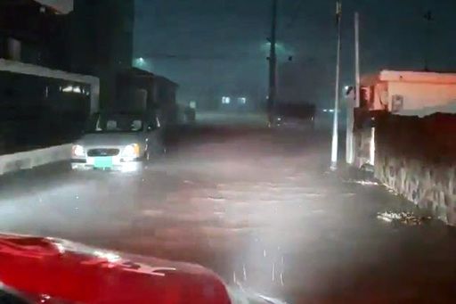 제9호 태풍 '마이삭'이 통과한 지난 2일 밤 제주시 삼도동 해안마을이 침수됐다. 뉴스1