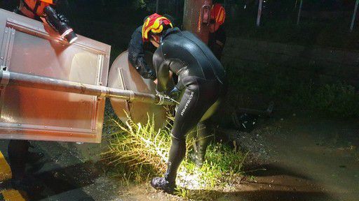 3일 포항시 남구 구룡포읍의 도로변 간판이 넘어져 소방대원이 안전조치를 하고 있다. 경북소방본부 제공