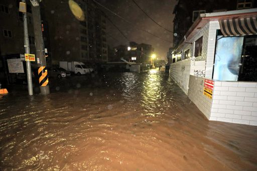폭우에 만조 현상까지 겹쳐 2일 밤 제주시 삼도2동 119센터 인근 저지대 주택 여러 채가 침수됐다. 사진은 3일 새벽 물에 잠긴 삼도2동 골목길의 모습. 연합뉴스