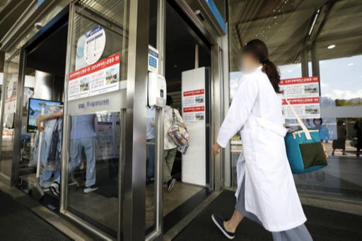 한 의료진이 4일 서울 종로구 서울대병원으로 들어가고 있다. 뉴시스