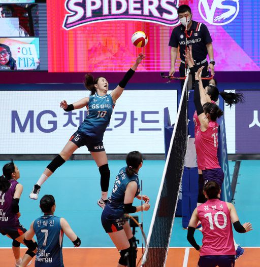 5일 오후 충북 제천실내체육관에서 열린 2020 제천·MG새마을금고컵 프로배구대회 여자부 결승전 GS칼텍스와 흥국생명의 경기에서 GS칼텍스 강소휘가 공격을 하고 있다.