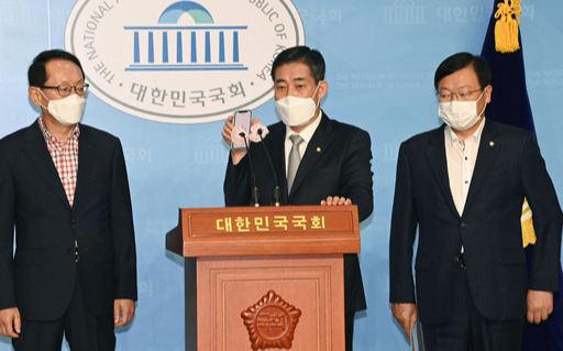 국민의힘 신원식 의원이 지난 2일 국회에서 추미애 법무부 장관 아들 의혹 관련 음성 녹음파일을 공개하고 있다. 뉴시스