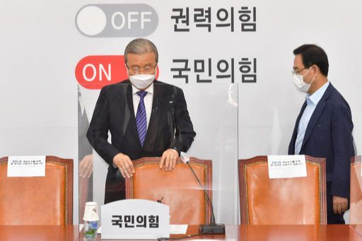 국민의힘 김종인 비상대책위원장(왼쪽)과 주호영 원내대표가 7일 서울 여의도 국회에서 열린 비상대책위 회의에 참석하고 있다. 연합뉴스