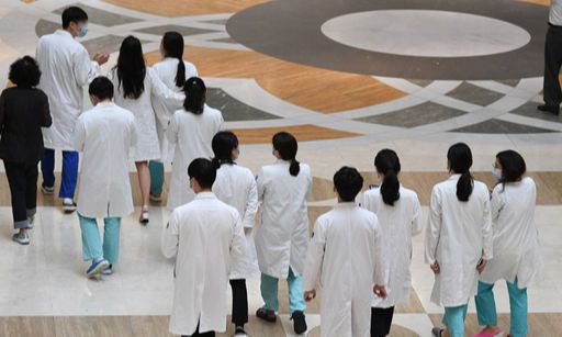 다시 환자곁으로 8일 서울 서초구 서울성모병원에서 의사들이 이동하고 있다. 이 병원을 포함해 서울 주요 상급종합병원 전공의들은 지난달 21일 시작한 무기한 파업을 끝내고 이날 복귀했다. 남정탁 기자