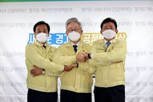 이재명 경기도지사(가운데)가 장현국 경기도의회 의장(왼쪽), 박근철 경기도의원과 함께 9일 오전 경기도 수원시 경기도청에서 가진 뒤 손을 잡고 기념촬영을 하고 있다. 연합뉴스