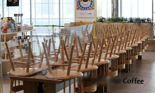 신종 코로나바이러스 감염증(코로나19) 확산을 막기 위한 사회적 거리두기 2.5단계가 이어지고 있는 8일 서울 시내의 한 프랜차이즈 카페가 텅 비어있다. 뉴시스