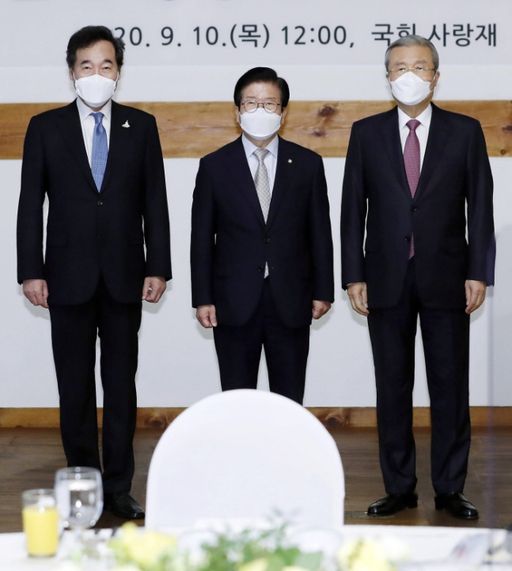 이낙연 더불어민주당 대표(왼쪽부터), 박병석 국회의장, 김종인 국민의힘 비상대책위원장이 10일 서울 여의도 국회 사랑재에서 열린 박 의장 주최 교섭단체 정당대표 오찬 간담회에서 기념촬영을 하고 있다. 연합뉴스