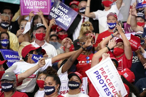 집합 금지에도 트럼프 유세 강행 비난 빗발 13일(현지시간) 미국 네바다주에서 열린 도널드 트럼프 미국 대통령의 선거 유세 도중 관객석에 던져진 ‘트럼프 지지’ 모자를 잡으려 지지자들이 팔을 뻗고 있다. 코로나19 확산 방지를 위해 50명 이상 집합이 금지된 네바다에서 이날 행사를 강행한 트럼프 대통령에게는 비난이 쏟아졌다. 라스베가스=AP연합뉴스