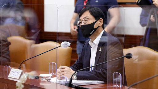 이호승 청와대 경제수석이 14일 정부서울청사에서 열린 제218차 대외경제장관회의에 참석해 생각에 잠겨 있는 모습. 그는 이날 오전 한 라디오 방송과도 인터뷰했다. 뉴시스