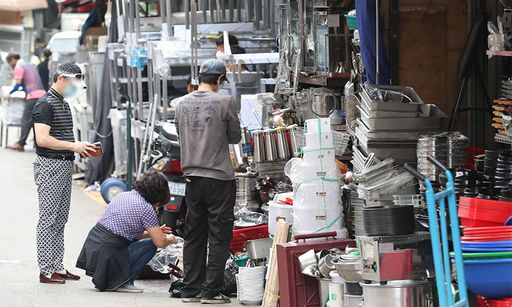 지난 14일 서울 중구 황학동 주방거리에 중고 주방용품이 쌓여 있다. 뉴스1