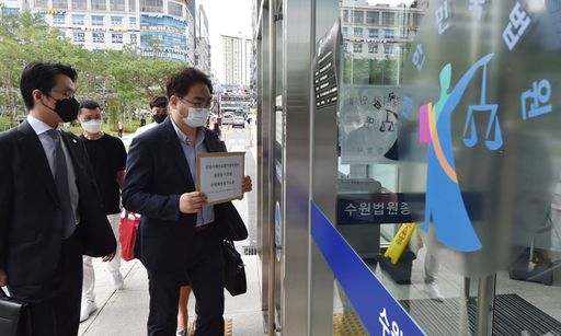 대구 소상공인 신천지 코로나 보상청구 소송인단은 17일 경기 수원시 영통구 수원지방법원에 신천지 본부와 이만희씨를 대상으로 손해배상 소송장을 제출하기 위해 법원으로 들어서고 있다. 뉴시스