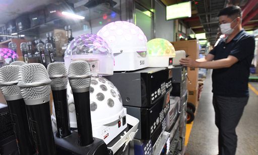 찾는 이 없는 쌓인 노래방 소품 지난 16일 서울 중구 전자상가 한 중고 노래방 기기 판매점에 폐업한 노래방에서 들여 온 노래방 기기들이 쌓여 있다. 이제원 기자