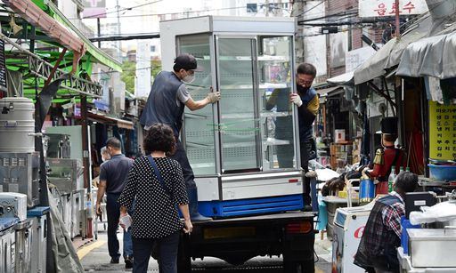 또 한 트럭 폐업상인의 좌절이… 코로나19 사태로 자영업자의 폐업이 급증하는 가운데 17일 서울 중구 황학동 주방거리에 중고 물품을 싣고 온 화물차에서 수거업자들이 물건을 내리고 있다. 이재문기자