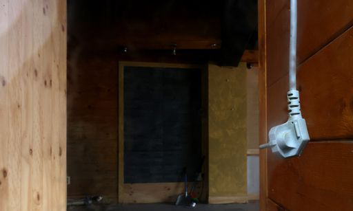 17일 서울 중구 명동의 폐업한 식당에 콘센트가 뽑혀 있다. 식탁 등 내부 집기가 제거된 이 식당 공간은 새로운 임차인을 기다리고 있다. 연합뉴스