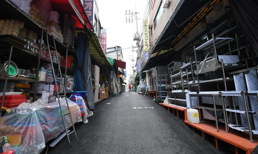 손님 사라진 거리 코로나19 여파로 벼랑끝에 몰린 자영업자들의 폐업이 늘고있는 가운데 17일 서울 중구 황학동 주방거리에 물품들이 쌓여있다. 남정탁 기자
