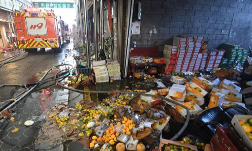 21일 화재가 발생한 서울 동대문구 청량리 청과물시장 안 피해 점포에 과일들이 널부러져 있다. 이제원 기자