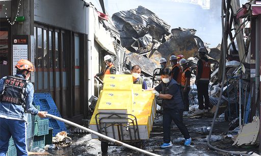 피해 안 본 과일 옮기는 상인들 21일 화재가 발생한 서울 동대문구 제기동 청량리 청과물 시장에서 수습작업이 진행되는 가운데 상인들이 불타지 않은 과일박스를 옮기고 있다. 이제원 기자