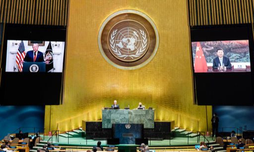 美·中, 유엔 화상 총회서 코로나 책임 설전 22일(현지시간) 미국 뉴욕에서 열린 제75차 유엔총회에서 사전 녹화된 도널드 트럼프 미국 대통령(왼쪽)과 시진핑 중국 국가 주석의 연설 장면이 회의장 모니터를 통해 나오는 사진 2장을 이어붙인 모습. 두 정상은 직접 대면하지 않았지만 기조연설에서 코로나19 확산 책임을 놓고 설전을 벌였다. 이번 총회는 코로나19 여파로 유엔 역사상 최초로 화상으로 진행됐다. 뉴욕=AFP연합뉴스