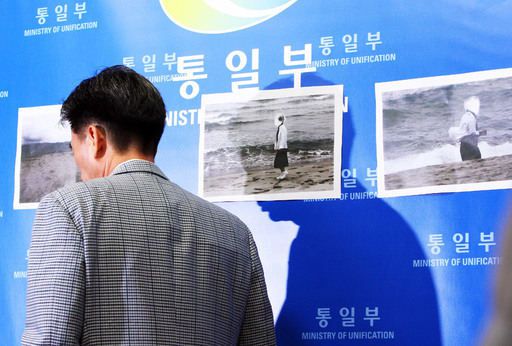 2008년 8월 서울 세종로 정부중앙청사에서 열린 금강산 관광객 박왕자씨 피살사건 모의실험 결과발표에서 정부합동조사단의 황부기 단장이 발표장을 떠나고 있다. 세계일보 자료사진