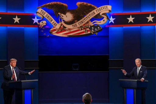 도널드 트럼프(왼쪽) 미국 대통령과 조 바이든 민주당 대선후보가 29일(현지시간) 오하이오주 클리블랜드에서 열린 대선 첫 TV토론에서 논쟁을 벌이고 있다. 클리블랜드 AFP=연합뉴스
