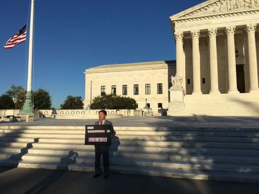 민경욱 국민의힘 전 의원이 미국 수도 워싱턴 DC의 대법원 앞에서 1인 시위를 벌이고 있다. 민경욱 전 의원 페이스북 캡처