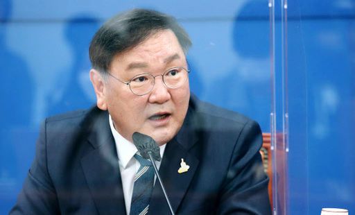 더불어민주당 김태년 원내대표가 4일 오후 서울 여의도 국회에서 기자간담회를 하고 있다. 뉴스1