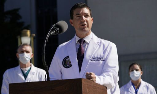 브리핑 하는 트럼프 주치의 도널드 트럼프 대통령의 주치의인 숀 콘리 박사가 3일(현지시간) 대통령이 입원 치료 중인 워싱턴 인근 베데스다 소재 월터 리드 군 병원에서 기자회견을 하고 있다. 콘리 주치의는 이날 “트럼프 대통령의 상태가 안정적이며, 지난 24시간 동안 열이 없었다”고 밝혔다.   베데스다=AP연합뉴스