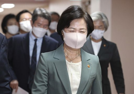 추미애 법무부 장관이 6일 오전 정부서울청사에서 열린 국무회의에 참석하고 있다. 뉴스1