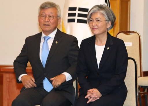 강경화 외교부 장관(오른쪽)과 남편인 이일병 연세대 명예교수. 연합뉴스