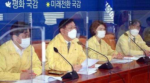 더불어민주당 김태년 원내대표(왼쪽 두 번째)가 8일 국회에서 열린 국정감사대책회의에서 모두발언을 하고 있다. 남정탁 기자