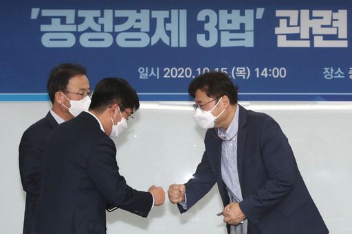 홍익표 민주연구원장(오른쪽)이 15일 오후 서울 여의도 중소기업중앙회에서 열린 '공정경제 3법' 관련 당과 경제계 정책간담회에서 이용석 SK경영경제연구소 부사장과 인사나누고 있다. 뉴스1