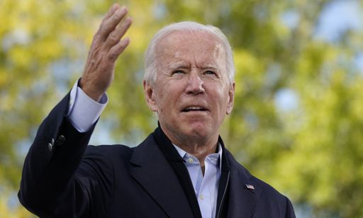 미국 민주당 대선 후보인 조 바이든 전 부통령이 18일(현지시간) 대선 향방을 가릴 경합 주(州) 가운데 한 곳인 노스캐롤라이나주의 더럼에 있는 리버사이드 고교에서 유세를 벌이고 있다. 더럼=AP연합뉴스