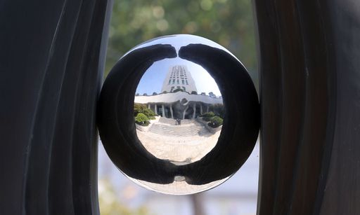 20일 오후 서울 서초구 대검찰청 '서 있는 눈' 조형물에 비친 대검 모습. 연합뉴스