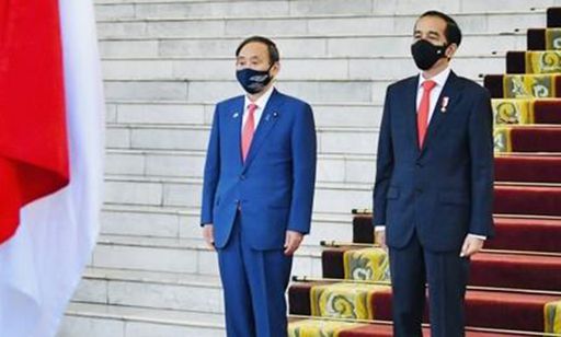 20일(현지시간) 인도네시아를 방문한 스가 요시히데(왼쪽) 일본 총리가 수도 자카르타 외곽 보고르 대통령궁에서 열린 환영식에서 조코 위도도 인도네시아 대통령과 함께 나란히 서서 양국 국가 연주를 듣고 있다. 자카르타 AP=연합뉴스