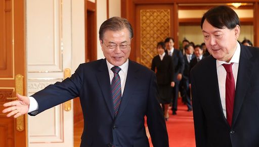 문재인 대통령이 지난해 7월 윤석열 신임 검찰총장(오른쪽)을 임명장 수여식이 열리는 행사장으로 안내하고 있다. 연합뉴스