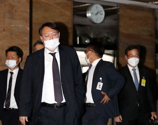 윤석열 검찰총장이 23일 국회 법제사법위원회 대검찰청 국정감사를 마친 뒤 국회를 나서고 있다. 연합뉴스