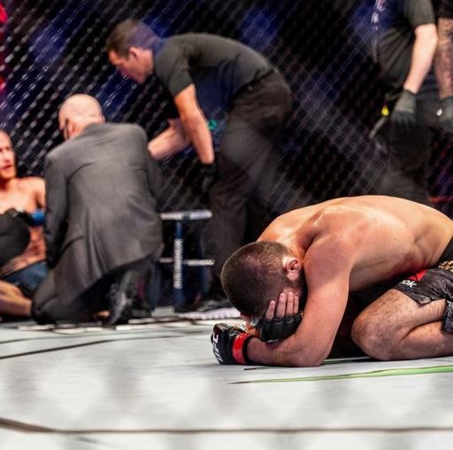 하빕 누르마고메도프(러시아·앞줄)가 25일(한국 시간) 아랍에미리트 아부다비의 인공섬인 야스 아일랜드에서 열린 ‘UFC 254’의 메인 이벤트를 통해 29연승을 달성한 뒤 케이지에 엎드려 오열하고 있다. UFC 인스타그램 캡처