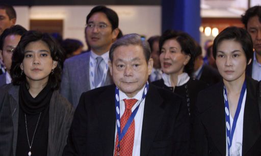 이건희 삼성전자 회장(가운데)이 2010년 1월 미국 라스베이거스에서 열린 CES 2010에서 부스를 둘러보고 있다. 삼성전자 제공