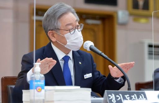 이재명 경기도지사가 지난 20일 경기도 수원시 팔달구 경기도청에서 열린 국회 국토교통위원회의 경기도에 대한 국정감사에서 의원 질의에 답변하고 있다. 뉴시스