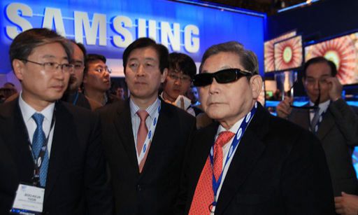 CES 2010 참관하는 이건희 회장. 삼성 제공